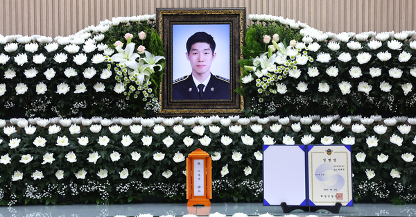 인천 동구의 한 장례식장에 갯벌 고립 노인에 구명조끼 벗어주고 숨진 해경 고(故) 이재석 경장 빈소가 마련되어 있다. /연합뉴스