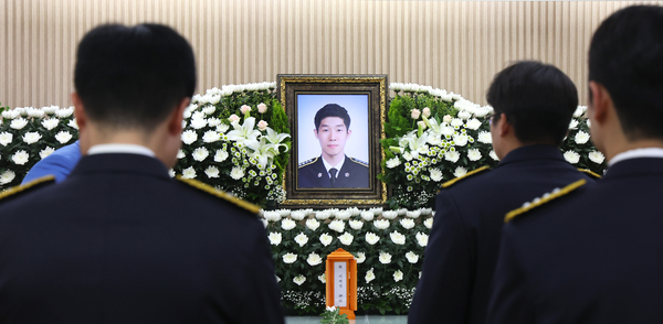11일 인천 동구의 한 장례식장에 마련된 해경 고(故) 이재석 경장 빈소를 찾은 해경 동료들이 조문하고 있다.
이 경장은 이날 오전 3시 30분께 인천 옹진군 영흥도 갯벌에서 70대 A씨가 고립됐다는 신고를 받고 현장에 투입돼 구조 작업 중 고립 A씨에게 구명조끼를 벗어주고 실종됐다. 2025.9.11 /연합뉴스