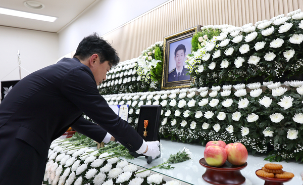 강훈식 대통령비서실장 12일 인천 동구의 한 장례식장에 마련된 해양경찰관 고(故) 이재석 경사 빈소를 찾아 훈장을 추서하고 있다.
이 경사는 지난 11일 인천 옹진군 영흥도 갯벌에 고립된 70대 A씨를 구조하는 과정에서 자신이 착용했던 구명조끼를 A씨에게 입혀준 뒤 함께 헤엄쳐 나오다 실종됐다. 2025.9.12 /연합뉴스