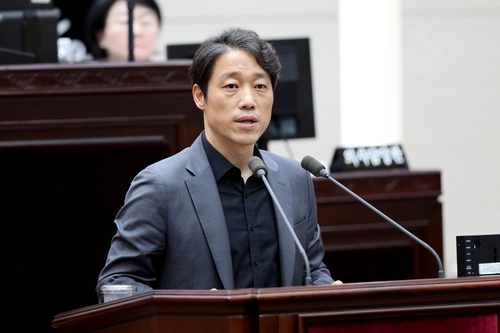 지난 9일 인천시의회 제303회 임시회 5차 본회의 5분 발언에 나선 이용창(국·서구2) 의원은 민선 8기 인천시의 임기 내 수도권매립지 종료가 사실상 물 건너갔다며 다음 대책을 수립해야 한다고 지적했다. /인천시의회 제공