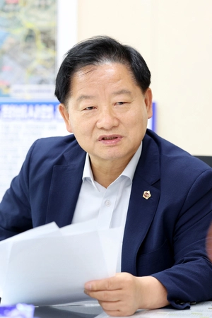 내년 지방선거를 앞두고 인천 미추홀구청장 출마를 시사한 김종배(국·미추홀구4) 의원은 최근 출판기념회를 열고 지방선거 체제에 돌입했다. /인천시의회 제공