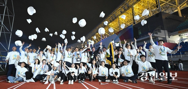 지난해 10월 17일 오후 경남 김해종합운동장에서 열린 ‘제105회 전국체육대회’ 폐막식에서 종합 1위를 차지해 종합우승 3연패를 달성한 경기도 선수단이 모자를 던지며 환호하고 있다. /경인일보DB