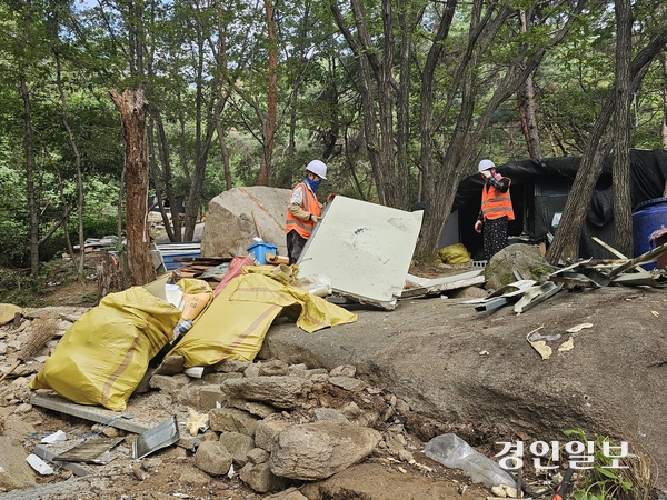 지난 12일 남양주 불암산 계곡에서 불법건축물에 대한 철거작업이 진행되고 있다. 2025.9.12 남양주/이종우기자 ljw@kyeongin.com