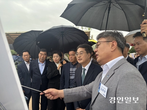 김동연 경기도지사가 12일 수원시 장안구 영화동 일원에서 ‘도시재생 혁신지구 공모선정 현장 설명회’를 열고 주민들의 요청사항을 청취했다. 2025.9.12 /이영지기자 bbangzi@kyeongin.com