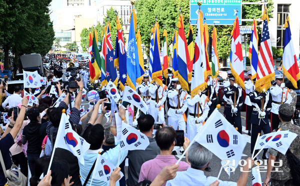제75주년 인천상륙작전 기념 거리퍼레이드가 열린 14일 중구 동인천역 남광장에서 중구청까지 국군 장병들이 행진을 하고 있다. 2025.9.14 /김용국기자 yong@kyeongin.com