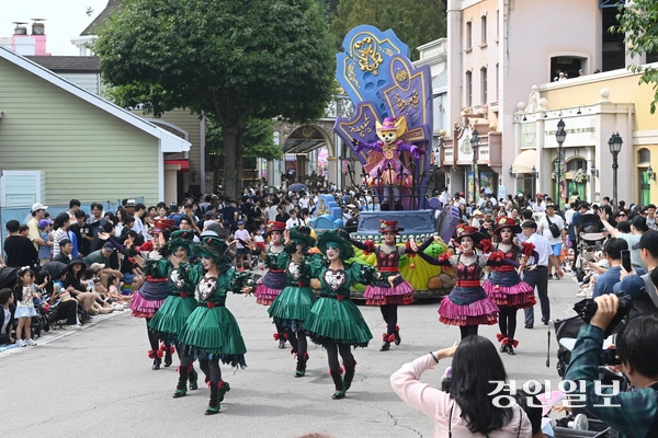 선선한 가을 날씨를 보인 14일 오후 용인시 처인구 에버랜드를 찾은 시민들이 ‘스마일리 펌킨 퍼레이드’를 관람하며 휴일을 만끽하고 있다. 2025.9.14 /최은성기자 ces7198@kyeongin.com
