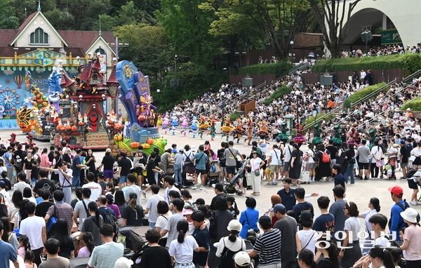 선선한 가을 날씨를 보인 14일 오후 용인시 처인구 에버랜드를 찾은 시민들이 ‘스마일리 펌킨 퍼레이드’를 관람하며 휴일을 만끽하고 있다. 2025.9.14 /최은성기자 ces7198@kyeongin.com