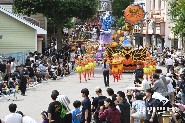 선선한 가을 날씨를 보인 14일 오후 용인시 처인구 에버랜드를 찾은 시민들이 ‘스마일리 펌킨 퍼레이드’를 관람하며 휴일을 만끽하고 있다. 2025.9.14 /최은성기자 ces7198@kyeongin.com