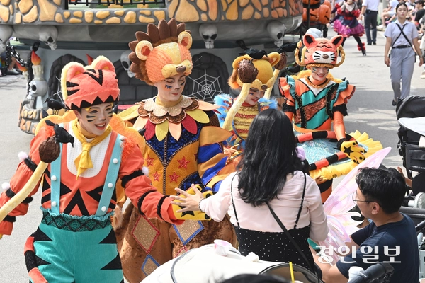 선선한 가을 날씨를 보인 14일 오후 용인시 처인구 에버랜드를 찾은 시민들이 ‘스마일리 펌킨 퍼레이드’를 관람하며 휴일을 만끽하고 있다. 2025.9.14 /최은성기자 ces7198@kyeongin.com
