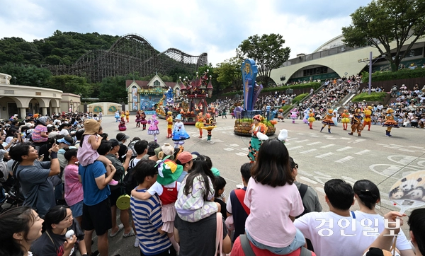 선선한 가을 날씨를 보인 14일 오후 용인시 처인구 에버랜드를 찾은 시민들이 ‘스마일리 펌킨 퍼레이드’를 관람하며 휴일을 만끽하고 있다. 2025.9.14 /최은성기자 ces7198@kyeongin.com