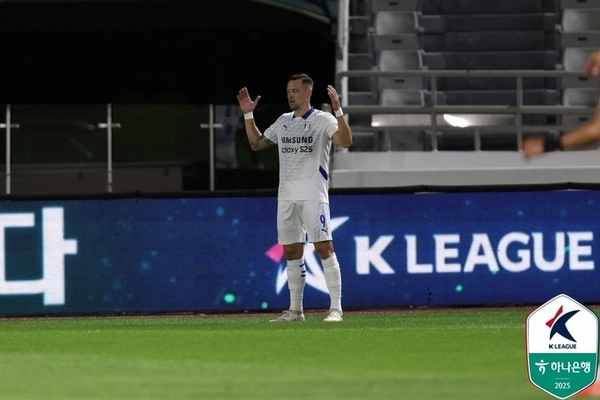 수원삼성 일류첸코가 13일 서울 목동종합운동장에서 열린 하나은행 K리그2 2025 29라운드 서울이랜드와의 경기에서 골을 넣고 세레머니를 하고 있다. /한국프로축구연맹 제공