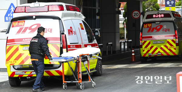 소방관들의 정신 건강에 적신호가 켜졌음에도 정작 소방청에서 운영 중인 심리 치료 프로그램 참여율은 매우 저조한 상황이다. 119 구급 대원들이 분주하게 움직이는 모습. /경인일보DB