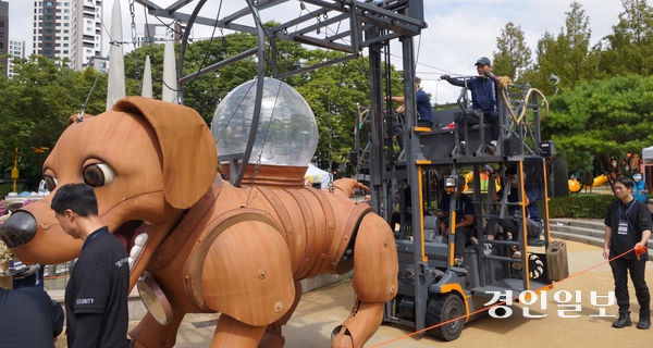 로그의 뒤에는 로그를 이동시키고 머리와 다리, 눈 등을 움직이게 하는 조종석이 자리해 있다. 로그의 각 부위별로 움직임을 맡은 4명의 스텝이 분위기에 맞춰 로그의 움직임을 조절한다. 2025.9.13 과천/박상일기자 metro@kyeongin.com