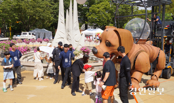지난 13일 과천 중앙공원에서 2025 과천공연예술축제 pre-이벤트로 진행된 캐릭터 ‘로그’ 퍼포먼스에서 아이들이 로그에게 다가와 몸을 만져보고 있다. 2025.9.13 과천/박상일기자 metro@kyeongin.com