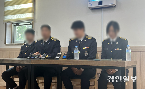 15일 고(故) 이재석 경사의 빈소가 마련된 장례식장에서 동료 경찰관들이 기자회견을 열고 ‘윗선으로부터 당시 상황에 대해 함구하라’는 지시를 받았다는 내용을 말하고 있다. 2025.9.15 /조경욱기자 imjay@kyeongin.com
