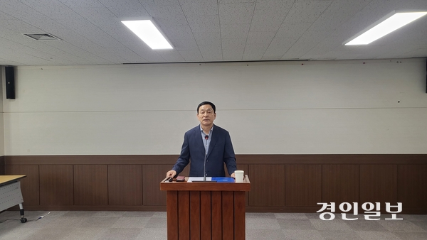 민선 5기 안산시장과 20·21대 국회의원을 역임한 김철민 전 의원이 15일 안산시의회 회의실에서 기자회견을 열어 신안산선 무기한 개통 연기에 대한 정부의 책임있는 해결 방안 마련을 촉구하고 나섰다. 2025.9.15 안산/김종찬기자 chani@kyeongin.com