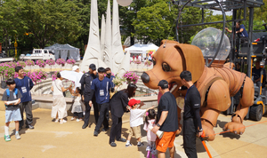 큰 눈이 동글동글… 인기 치솟은 과천공연예술축제 새 캐릭터 ‘로그’