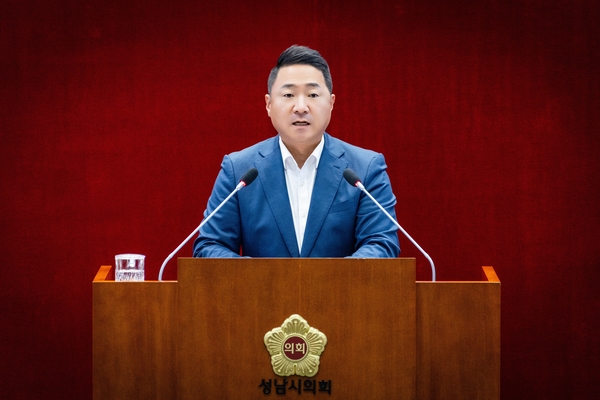 성남시의회 정용한 의원이 학교 문제와 관련한 5분 발언을 하고 있다. /성남시의회 제공