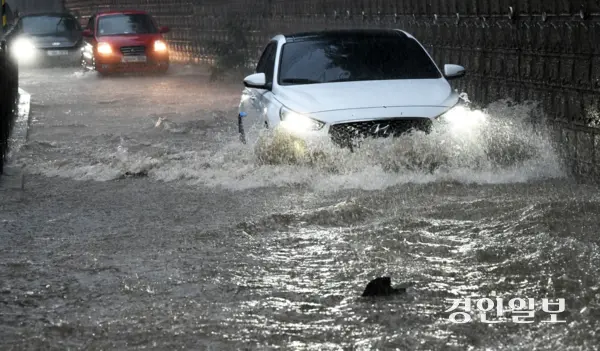 호우주의보가 발효 중인 16일 오후 화성시 병점동 송화초등학교 앞에서 차량들이 서행하고 있다. 2025.9.16 /임열수기자 pplys@kyeongin.com