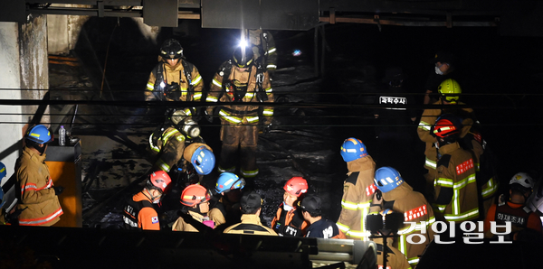 경기도내 소방안전센터는 꾸준히 늘고 있지만 정원이 동결돼 대책 마련이 시급하다는 지적이 나오고 있다. 사진은 광명시 소하동 아파트 주차장에서 화재가 발생해 사고현장을 수색하는 소방대원 모습. 2025.7.18 /최은성기자 ces7198@kyeongin.com