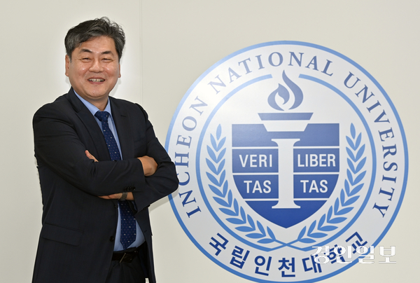 이인재 국립인천대 총장은 15일 경인일보와의 인터뷰에서 “인천대를 도시 브랜드를 높이고 시민의 사랑을 받는 대학으로 발전시키겠다”고 강조했다. /김용국기자 yong@kyeongin.com