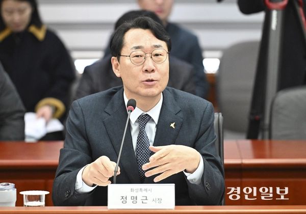 정명근 화성시장이 민원인에게 폭행을 당하는 전대미문의 사건이 발생, 화성시 직원들이 집단 패닉에 빠졌다. 사진은 경기도-화성시-기아 투자 및 업무 협약식에 참여한 정명근 화성시장이 인사말을 하고 있는 모습. /경인일보DB