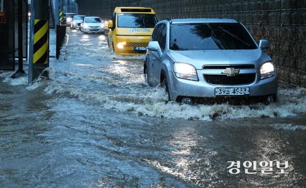 호우주의보가 발효 중인 16일 오후 화성시 병점동 송화초등학교 앞에서 차량들이 서행하고 있다. 2025.9.16 /임열수기자 pplys@kyeongin.com