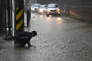 [화보] 호우주의보 속 나타난 의인