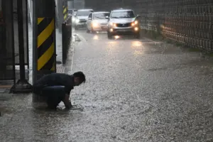 [화보] 호우주의보 속 나타난 의인