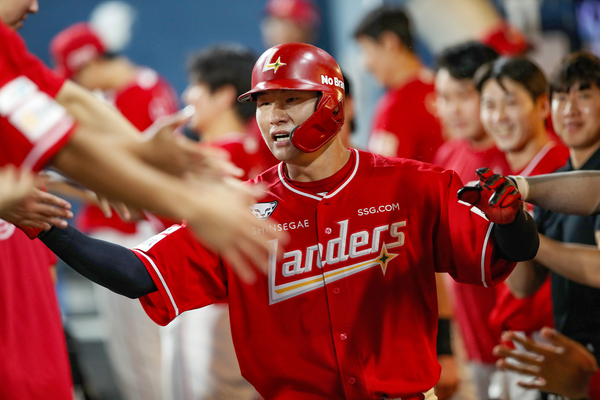 SSG 랜더스 류효승이 지난 10일 NC 다이노스와의 경기에서 홈에 들어온 뒤 선수들과 기뻐하고 있다. /SSG 랜더스 제공