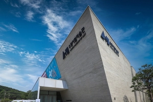 ‘10년 관람객’ 100만명 기대… 보이는 미술관은 ‘빙산 일각’