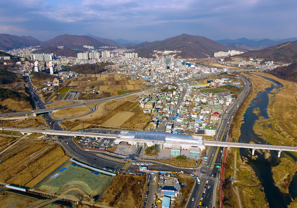광주시가 철도망 확충에 사활을 걸고 나섰다. 사진은 상공에서 본 경강선역 중심의 광주시 전경. /광주시 제공