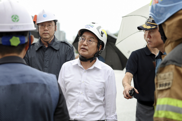 16일 오후 김동연 경기도지사가 안양동 공사현장 비계 붕괴 사고 현장을 방문해 상황을 점검하고 안전조치를 지시하고 있다. 2025.9.16 /경기도 제공
