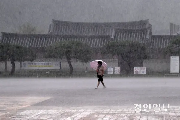 기습적인 폭우가 쏟아진 17일 오전 수원시 화성 행궁에서 우산을 쓴 시민들이 발걸음을 옮기고 있다. 2025.9.17 /임열수기자 pplys@kyeongin.com