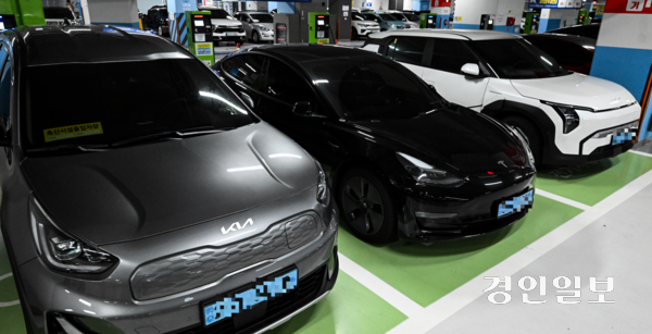 전기차 보조금이 조기 소진될 정도로 전기차 시장이 성장세를 이어가는 가운데 수입차와 국산차의 희비가 엇갈리고 있다. 사진은 시내 한 전기차 충전구역에 차량이 주차돼 있는 모습. /경인일보DB