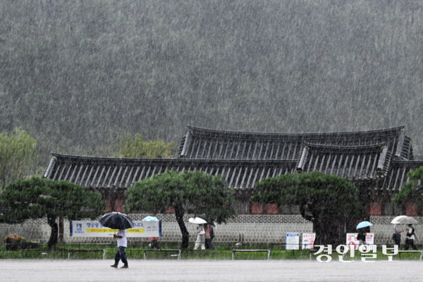 기습적인 폭우가 쏟아진 17일 오전 수원시 화성 행궁에서 우산을 쓴 시민들이 발걸음을 옮기고 있다. 2025.9.17 /임열수기자 pplys@kyeongin.com