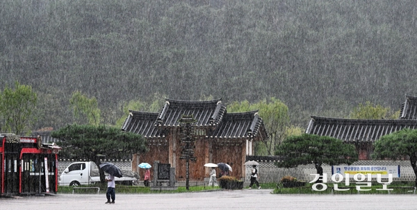 기습 폭우가 쏟아진 17일 오전 수원시 화성 행궁에서 우산을 쓴 시민들이 발걸음을 옮기고 있다. 2025.9.17 /임열수기자 pplys@kyeongin.com