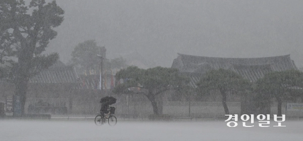 기습적인 폭우가 쏟아진 17일 오전 수원시 화성 행궁에서 우산을 쓴 시민들이 발걸음을 옮기고 있다. 2025.9.17 /임열수기자 pplys@kyeongin.com