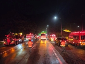 용인 영동고속도로 마성터널서 버스 화재… 30여명 부상