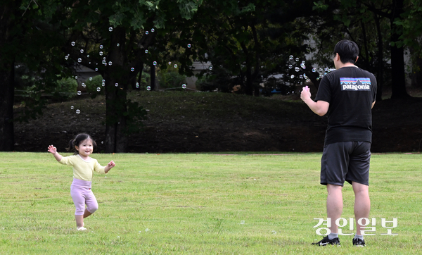 완연한 가을 날씨를 보인 18일 오전 수원시 권선구 탑동시민농장에서 아빠와 아이가 비눗방울놀이를 하며 다정한 시간을 보내고 있다. 2025.9.18 /임열수기자 pplys@kyeongin.com