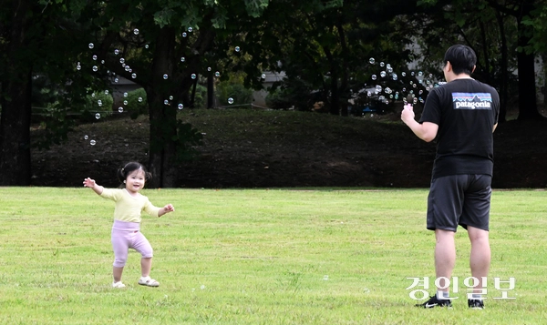 완연한 가을 날씨를 보인 18일 오전 수원시 탑동 시민농장에서 아빠와 아이가 비눗방울 놀이를 하고 있다. 2025.9.18 /임열수기자 pplys@kyeongin.com