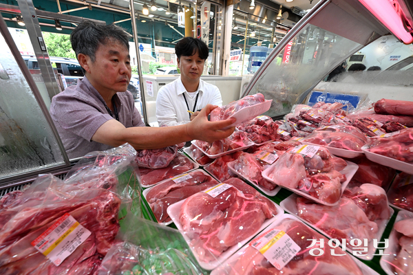 18일 오전 수원시 팔달구 못골종합시장에서 국립농수산물품질관리원 경기지원 수원사무소 관계자들이 추석을 앞두고 축산물 원산지 표시 점검을 하고 있다. 2025.9.18 /최은성기자 ces7198@kyeongin.com