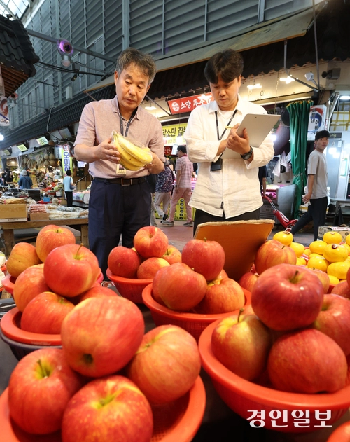 18일 오전 수원시 팔달구 못골종합시장에서 국립농산물품질관리원 경기지원 수원사무소 관계자들이 추석을 앞두고 농축산물 원산지 표시 점검을 하고 있다. 2025.9.18 /최은성기자 ces7198@kyeongin.com
