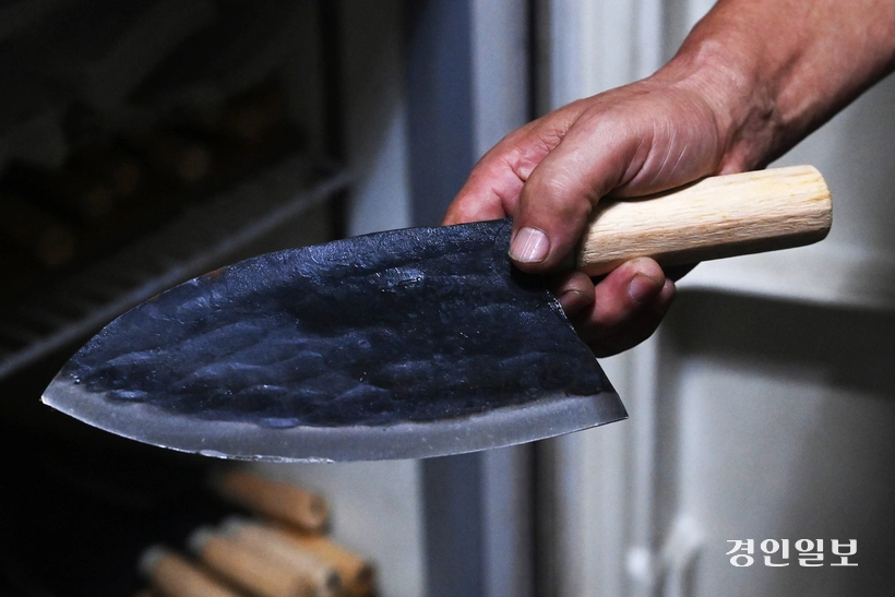 김영환 장인이 좌전칼을 들어보이고 있다.