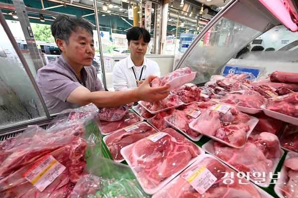 18일 오전 수원시 팔달구 못골종합시장에서 국립농산물품질관리원 경기지원 수원사무소 관계자들이 추석을 앞두고 농축산물 원산지 표시 점검을 하고 있다. 2025.9.18 /최은성기자 ces7198@kyeongin.com