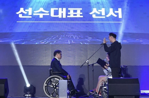 지난 16일 강릉스피드스케이팅경기장에서 열린 ‘제42회 전국장애인기능경기대회’ 개회식에서 전인성, 송여진( 선수가 대표 선수 선서를 하고 있다. 이번 대회는 40개 직종에 465명이 참여한 가운데 19일까지 4일간 진행될 예정이다. 2025.9.16 /한국장애인고용공단 제공