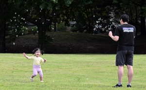 [화보] 아빠와 아이의 비눗방울 추억