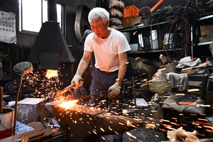 [포토&스토리] 수제 무쇠칼 만드는 용인 ‘베테랑 대장장이’ 김영환 장인