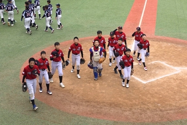 의왕부곡초등학교가 19일 강원 횡성군 횡성베이스볼파크에서 열린 ‘제55회 회장기 전국초등학교 야구대회(태기왕리그)’ 16강전에서 서울 영일초등학교를 꺾고 8강 진출에 성공했다. 경기가 끝난 직후 선수들이 인사를 하고 있다. 2025.9.19 /의왕부곡초 제공