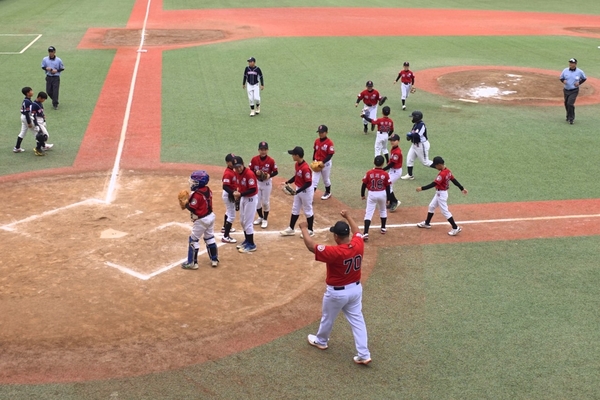 의왕부곡초등학교가 19일 강원 횡성군 횡성베이스볼파크에서 열린 ‘제55회 회장기 전국초등학교 야구대회(태기왕리그)’ 16강전에서 서울 영일초등학교를 꺾고 8강 진출에 성공했다. 경기가 끝난 직후 이동진 감독이 손을 번쩍 들어보이며 선수들과 기뻐하고 있다. 2025.9.19 /의왕부곡초 제공